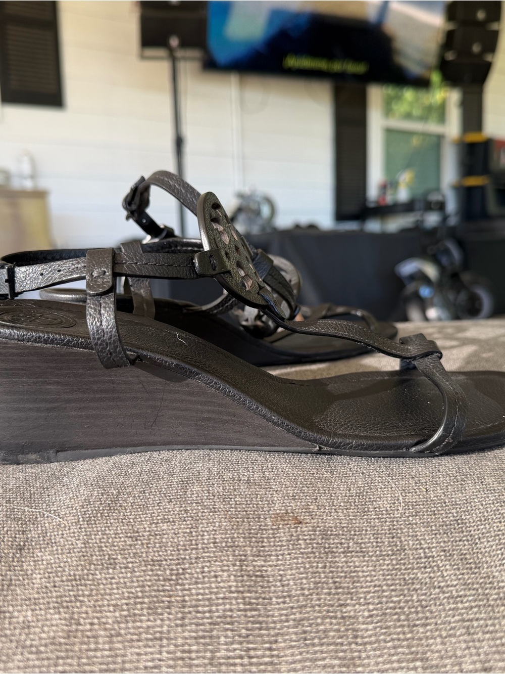 Tory Burch Black Leather Wedge Sandals with Embellished Logo - Picture 3 of 4